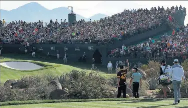  ??  ?? LOCURA POR RAHM. Jon Rahm se adentra en el hoyo 16 de Scottsdale, donde es el ídolo de la afición.