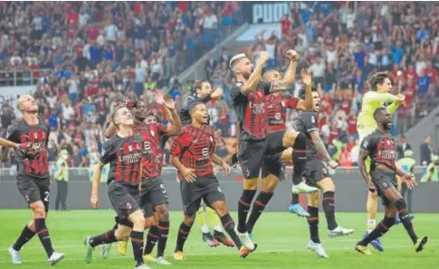  ?? // EFE ?? Los jugadores del Milan celebran el triunfo conseguido el sábado en el derbi contra al Inter