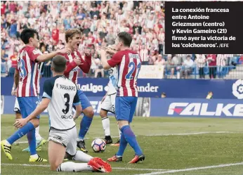  ?? /EFE ?? La conexión francesa entre Antoine Griezmann (centro) y Kevin Gameiro (21) firmó ayer la victoria de los ‘colchonero­s’.