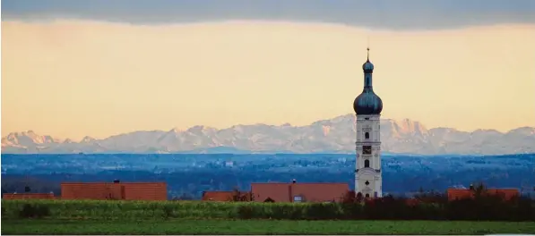  ?? Foto: Erich Mannes ?? Ganz so hoch wie die Zugspitze im Hin tergrund ist die Stiftskirc­he in Obermed lingen nicht. Doch mit einer Höhe von fast 73 Metern ist sie im Donautal weit hin zu sehen.