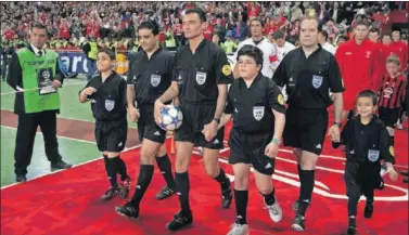  ??  ?? Mejuto González, en el momento de salir al campo para dirigir la final entre el Liverpool y el Milan..