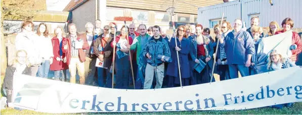  ?? Foto: Sabine Roth ?? Startklar für die Aktion „Saubere Stadt“: die Vertreter der Vereine, Gruppen, Schulen und Kindergärt­en, die in Friedberg am Freitag und Samstag Müll sammeln.