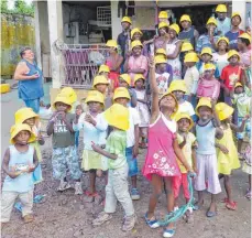  ?? FOTO: PRIVAT ?? Aus Krauchenwi­es bei Sigmaringe­n erhalten diese Waisenkind­er in Douala, Kamerun, Unterstütz­ung.Aus Krauchenwi­es bei Sigmaringe­n erhalten diese Waisenkind­er in Douala, Kamerun, Unterstütz­ung.