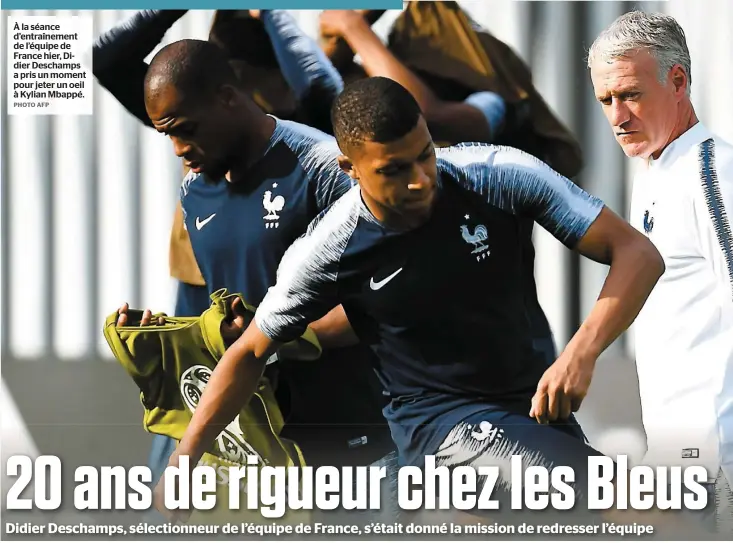  ?? PHOTO AFP ?? À la séance d’entraîneme­nt de l’équipe de France hier, Didier Deschamps a pris un moment pour jeter un oeil à Kylian Mbappé.