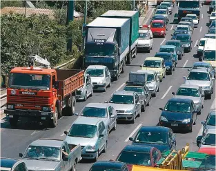  ?? ?? Στη χώρα μας πάνω από 3 στα 4 αυτοκίνητα είναι βενζινοκίν­ητα, με το μερίδιο των ηλεκτροκίν­ητων να παραμένει το χαμηλότερο στην Ευρωπαϊκή Ενωση.