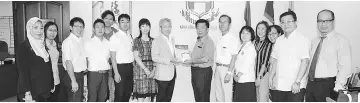  ??  ?? Yeo (seventh right) receiving a memento from Komatsu Primary School headmaster Hasegawa Chiaki (eighth left), who led the delegation from Kawanishi,Yamagata Prefecture in Japan.