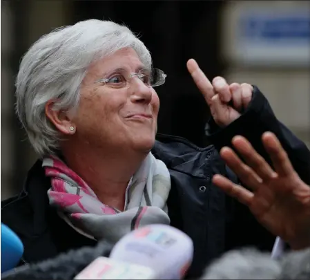  ??  ?? „ Former Catalan minister Clara Ponsatí greets the crowds in Edinburgh after being granted bail pending an extraditio­n hearing this month.