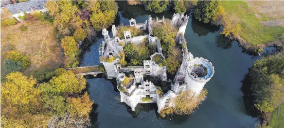  ?? FOTO: DPA ?? Eine wildromant­ische Angelegenh­eit: Luftaufnah­me von Schloss La Mothe-Chandenier­s in Les Trois-Moutiers.