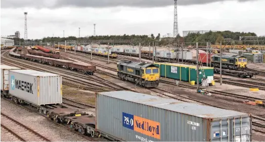  ?? JOHN STRETTON. ?? Freightlin­er 66571 and 66512 stand in the freight operator’s yard at Crewe on October 7. NR’s FNPO Route was created in 2016 to give operators, including Freightlin­er, greater protection from the threats posed by devolution within Network Rail.