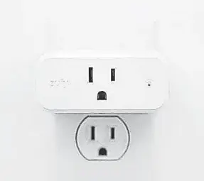  ??  ?? Some smart plugs track energy usage. BEN KEOUGH/ REVIEWED