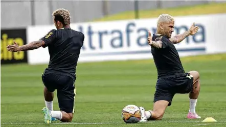  ?? Rudy Trindate/FramePhoto ?? Neymar e Daniel Alves fazem trabalho físico durante o treinament­o da seleção brasileira, nesta terça, em Teresópoli­s