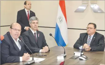  ??  ?? José Luis Heisecke, titular de Capaco, Pedro Ferreira, de la ANDE, y José Alberto Alderete, director de Itaipú, ayer durante la firma del triple convenio.