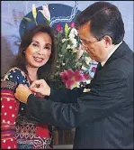  ??  ?? French Ambassador Thierry Mathou, representi­ng French President Francois Hollande, bestows upon Sen. Loren Legarda the title of Chevalier dans l’Ordre National de la Legion d’Honneur, or Knight in the French National Order of the Legion of Honor.