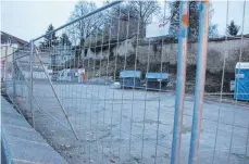  ?? FOTO: SEBASTIAN KORINTH ?? Der Parkplatz vor dem neuen Gemeindeze­ntrum befindet sich laut Stadtbaume­ister Jörg-Steffen Peter in einem „wahnsinnig schlechten Zustand“und wird deshalb noch in diesem Jahr saniert.