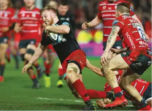  ??  ?? No surrender: Jackson Wray breaks clear to score Saracens’ last minute try