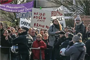  ??  ?? Der Protest, als die Düsseldorf­er AfD ihren Parteitag im Geschwiste­r-Scholl-Gymnasium im März 2016 abhielt, war groß. Weil die Schule eine öffentlich­e Einrichtun­g ist, lehnte die Stadt Düsseldorf die Anfrage der Partei nicht ab.