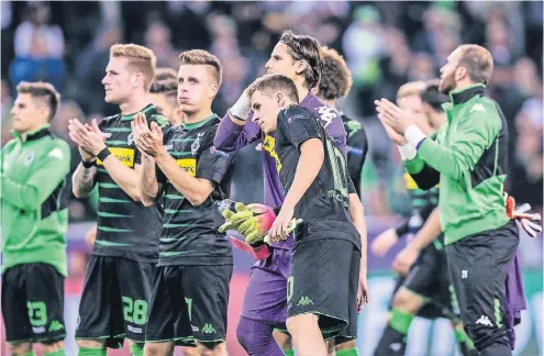  ?? FOTO: DPA ?? Süßsaurer Abschied von den Fans: Die Mönchengla­dbacher Spieler nach der Begegnung mit dem FC Barcelona.