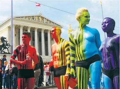  ??  ?? Vor dem Recht sind nicht alle gleich: Darauf wollen Aktivisten der Vienna Pride Week aufmerksam machen. Ministerin Pamela Rendi-Wagner (SPÖ) will die Ehe für Homosexuel­le öffnen.