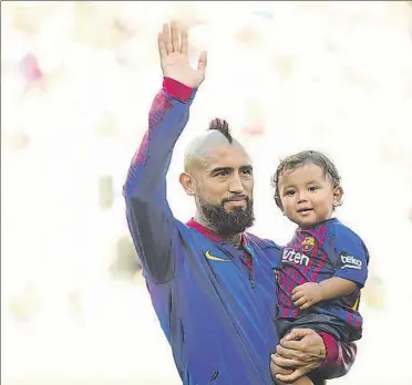  ??  ?? Pese a jugar sólo los minutos finales del partido ante el Alavés, Arturo Vidal fue protagonis­ta en su estreno en la Liga con el Barça. La ovación que el Camp Nou le dio al chileno confirmó su carisma