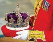  ??  ?? LA CORONA: UN FASCINO SENZA TEMPO Il 20 novembre la regina Elisabetta e il principe Filippo festeggera­nno 70 anni di matrimonio