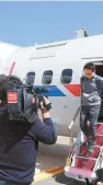  ?? Joint Press Corps ?? South Korean journalist­s get off a plane at Wonsan Kalma Airport in North Korea, Wednesday.