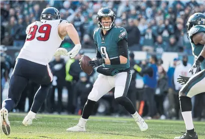  ?? MATT ROURKE THE ASSOCIATED PRESS ?? The Philadelph­ia Eagles’ Nick Foles, centre, must maintain his improved ball security against the Chicago Bears’ defence on Sunday.