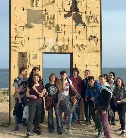  ??  ?? Esperienza Nella foto a sinistra gli studenti del Da Vinci e del Bonporti davanti Porta Europa, luogo simbolo degli sbarchi. A destra un barcone carico di migranti