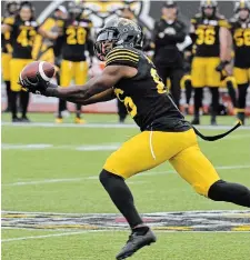  ?? JOHN RENNISON THE HAMILTON SPECTATOR FILE PHOTO ?? Ticats’ Bralon Addison, who was injured seconds after making this catch in October against Ottawa, is healthy and already training with quarterbac­k Dane Evans in Hamilton.