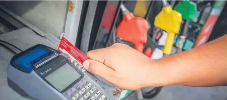  ??  ?? IMPACTO. La gasolina regular y el queroseno son los derivados que registrará­n los mayores incremento­s este lunes.