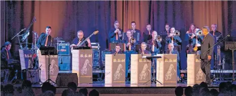  ??  ?? Garant für flotte Auftritte: Die BSH Bigband entstand dank eines Aushangs am schwarzen Brett des Giengener Haushaltsg­erätewerks. In den 15 Jahren seither hat sich vieles getan. Foto: Karin Lorenz