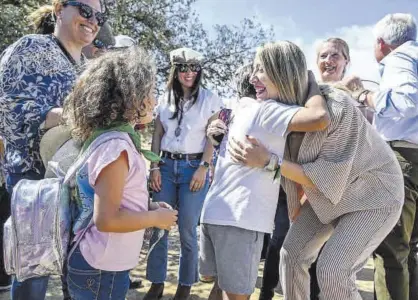  ?? PP EXTREMADUR­A ?? Azuaga María Guardiola, ayer en Azuaga, reparte saludos y besos a varios niños. ▷