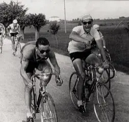  ?? ?? L’album Sopra, Hugo Koblet incita Zanazzi al Giro d’Italia del 1950 (foto Lauro Bordin). A destra, Zanazzi allenatore al Vigorelli con un suo corridore