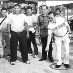  ??  ?? Tieng throws the ball to officiate the tournament. At left is SPA chairman Mohd Zamani Baharom.