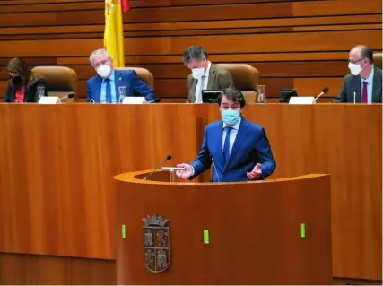  ??  ?? El presidente de la Junta, Alfonso Fernández Mañueco, interviene en el atril del hemiciclo de las Cortes regionales