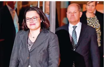  ?? FOTO: SCHWARZ/AFP ?? Andrea Nahles und Olaf Scholz traten gestern Abend gemeinsam vor die Presse. Die Fraktionsc­hefin soll im April auch die Bundespart­ei übernehmen. Zuvor soll Scholz kommissari­scher SPD-Chef sein.