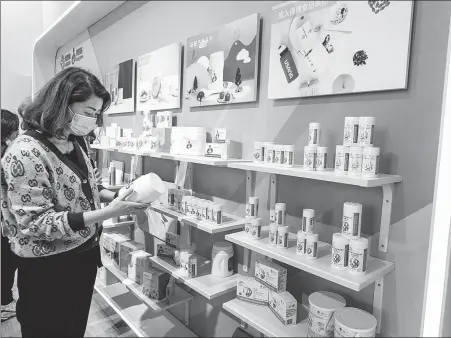  ?? PHOTO PROVIDED TO CHINA DAILY ?? A visitor views items from US-based global nutritiona­l product company USANA at the nutrition and health products exhibition hall during the 84th PharmChina, a national trade fair for medical products, in Shanghai in May 2021.