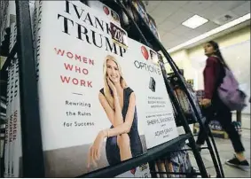  ?? JEWEL SAMAD / AFP ?? El libro de Ivanka Trump en una librería de Nueva York