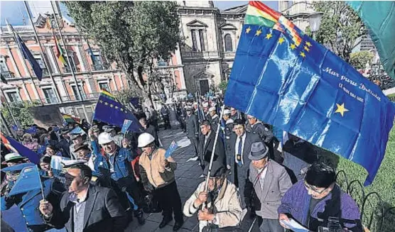  ?? (AP) ?? Expectativ­a. En la plaza frente al palacio presidenci­al de La Paz, ayer se dispusiero­n pantallas gigantes para seguir los alegatos.