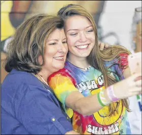  ?? BOB ANDRES / BANDRES@AJC.COM ?? Sixth District congressio­nal candidate Karen Handel poses for a photo Thursday with Kathleen Weber, 17, a Dunwoody High School student.