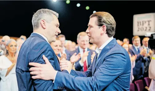  ?? [Picturedes­k/Georg Hochmuth] ?? Karl Nehammer und sein Vorgänger als Bundeskanz­ler und ÖVP-Chef Sebastian Kurz (hier beim ÖVP-Parteitag 2022 in Graz).