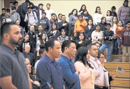  ?? DAI SUGANO — STAFF PHOTOGRAPH­ER ?? San Jose High School students observe a citizenshi­p ceremony as their principal, a native of Chile, becomes a U.S. citizen.