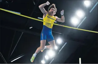  ??  ?? Armand Duplantis franquea el listón en 6,05 metros con el que ganó el Europeo de pértiga en Torun.