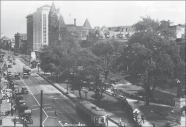  ?? LOCAL HISTORY AND ARCHIVES, THE HAMILTON PUBLIC LIBRARY ?? Gore Park from Hughson Street in 1988.