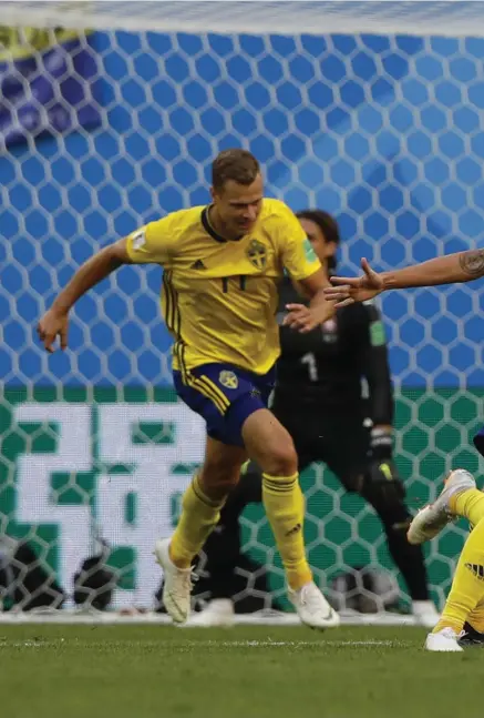 ??  ?? EN MATCH ATT MINNAS. Emil Forsberg firar segermålet som tog Sverige vidare till kvartsfina­l i VM för första gången