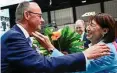  ?? AFP ?? Erste Gratulanti­n nach Friedrich Merz’ Wiederwahl zum CDU-Chef ist seine Frau Charlotte.