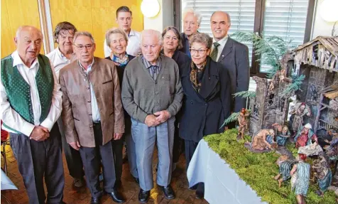  ?? Foto: Sandra Kraus ?? Eine Krippe durfte auch im Oktober zur Feier des 100 jährigen Vereinsjub­iläums der Günzburger Krippenfre­unde nicht fehlen. An ihre Seite stellten sich die Geehrten (von links) Helmut Gollmitzer, Günther Lanzinger, Erwin Gebauer, Hildegard Wörz, Erster...