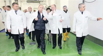  ??  ?? El presidente ruso, Vladimir Putin (centro) durante una visita a una planta propiedad del empresario Evgeny Prigozhin (centro derecha), a quien el fiscal especial de EU señala por presuntame­nte financiar una operación a favor de Trump.