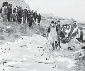  ??  ?? Habitantes de la playa Harcha, cerca de Zauia, 45 kilómetros al oeste de Trípoli, encontraro­n un barco encallado con 74 cadáveres de migrantes en el interior, y llamaron a los equipos de la Media Luna Roja libia. Según la Organizaci­ón Internacio­nal...