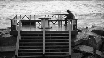  ?? (Photo BJ) ?? Jean Malaurie en pleine réalisatio­n d’un pastel dans un paysage polaire en 1997.