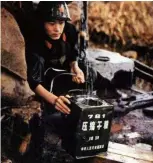  ??  ?? 对越自卫反击战期间，战场上出现了著名的7­61压缩干粮。图为装761压缩干粮­的铁箱